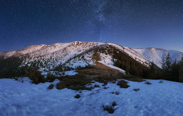 Bergpanorama van de nacht in de Slowaakse Republiek, lage Tatra — Stockfoto
