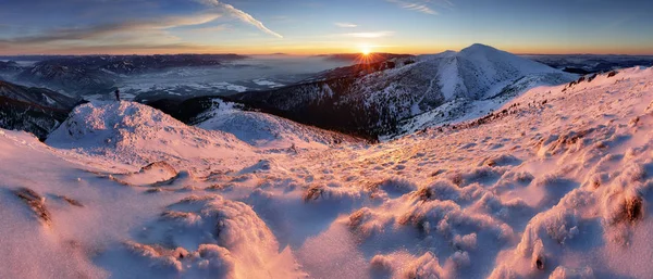 Panoramic ben güzel kış harikalar diyarı dağ toplayan görüntülemek — Stok fotoğraf