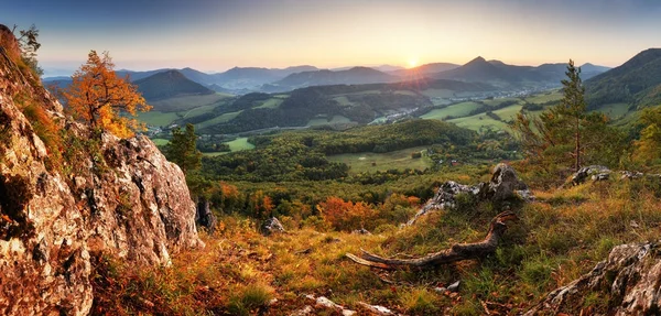 Jesień landcape panorama góry z lasem o zachodzie słońca — Zdjęcie stockowe