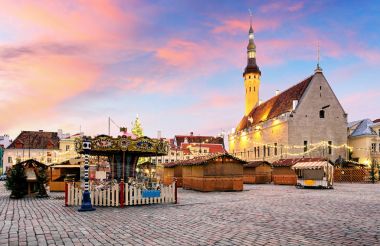 Tallin Noel. Noel dekorasyon Talli Town Hall Square