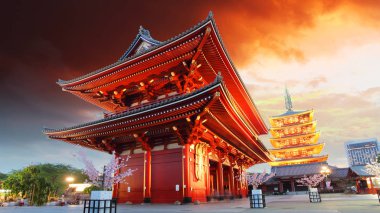 Tokyo, Japonya 'da geceleyin tapınaklı Asakusa tapınağı