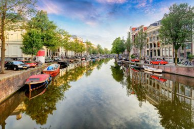 Güzel Amsterdam gün batımı. Brid tipik eski Hollanda evler