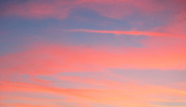 Kızıl gökyüzünün mavi bulutlar ile