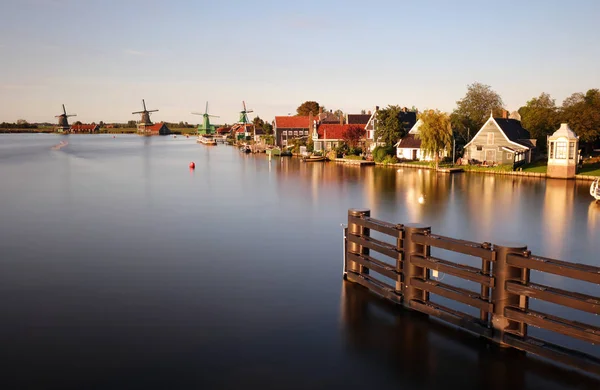 Paysage hollandais avec moulin à vent au coucher du soleil spectaculaire, Zaandam, Amste — Photo