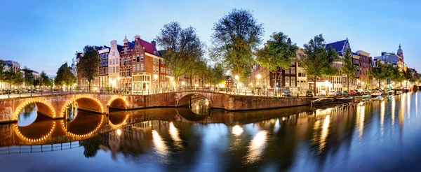 Панорама з Амстердама в Нідерландах в ніч — стокове фото