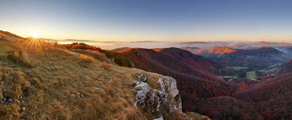 Bergpanorama met pad van piek Klak op herfst, Slowakije — Stockfoto