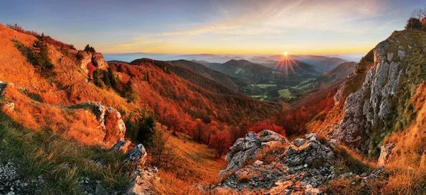 Paysage panoramique d'automne au coucher du soleil en Slovaquie, Klak — Photo