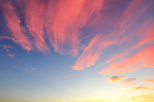 Cielo solo con rojo - nubes anaranjadas — Foto de Stock