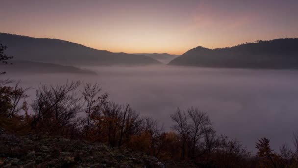 Solen över molnen mist i berget landcape på sunrise - tid förflutit motion-video — Stockvideo