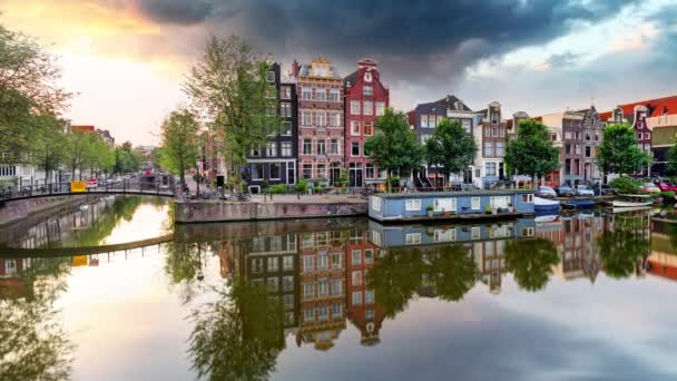 夕日の反射時間の経過、オランダのアムステルダム運河沿いの家します。 — ストック動画