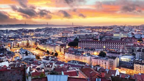 De historische stad Lissabon bij zonsondergang, Portugal, time-lapse — Stockvideo