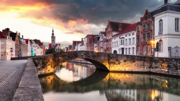 Időközű, Brugge, Belgium - festői városképére a csatorna Spiegelrei — Stock videók