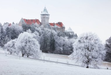 Kış landcape ile kale Smolenice, Slovakya.