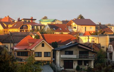 Dramatik gün batımında dağ arka plan ile köy Kilisesi