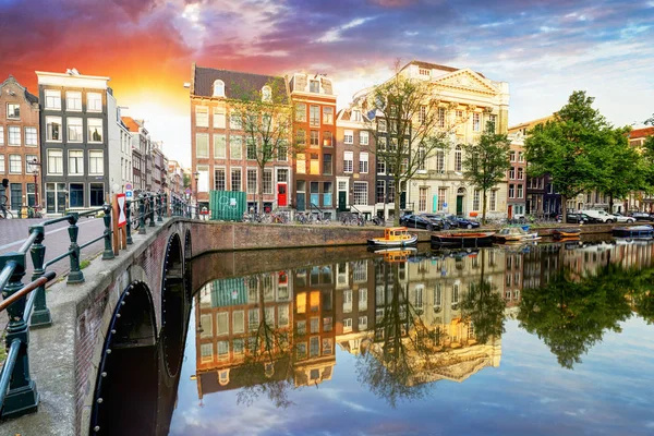 Wunderschöner amsterdam sonnenuntergang. typische alte holländische Häuser an der — Stockfoto