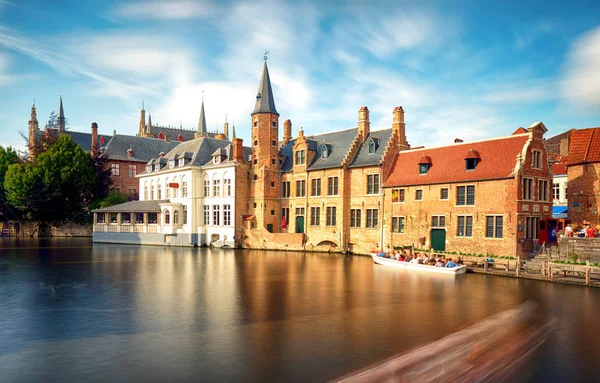 Bélgica - Centro histórico da vista para o rio Bruges. Velho Brugge bu — Fotografia de Stock