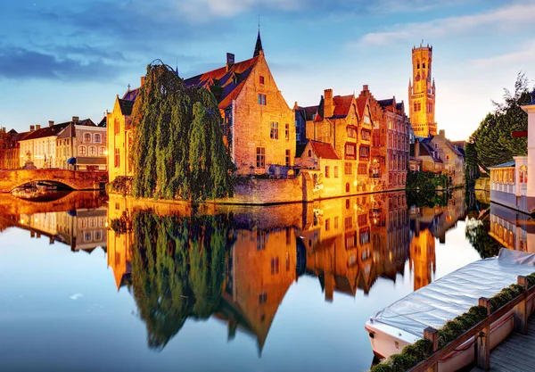 Bruges - Canais de Brugge, Bélgica, vista noturna. — Fotografia de Stock