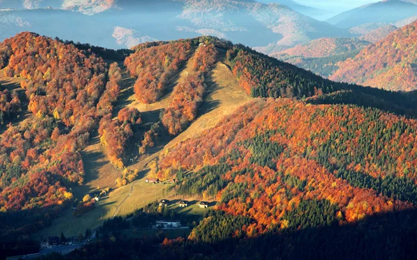 Fackov resort en otoño, Eslovaquia — Foto de Stock