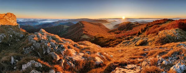 Panorama del atardecer en un valle montañoso de los Cárpatos con wonderfu —  Fotos de Stock