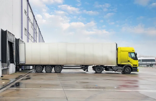 Camion merci nella costruzione del magazzino — Foto Stock