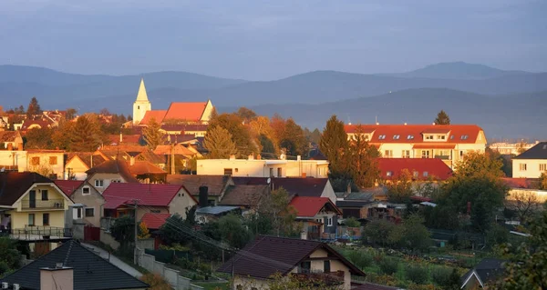 Kerk in dorp Senkvice met berg achtergrond op dramatische — Stockfoto