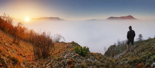 Dağın tepesinde bir adam silüeti. Spor ve aktif bir yaşam con — Stok fotoğraf