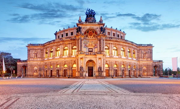 Edificio de ópera Semperoper por la noche en Dresde — Foto de Stock