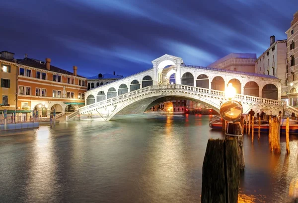 A Ponte Rialto à Noite, Veneza. Itália — Fotografia de Stock