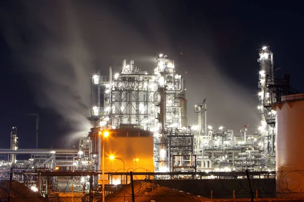 Fabbrica di notte, industria petrolifera — Foto Stock