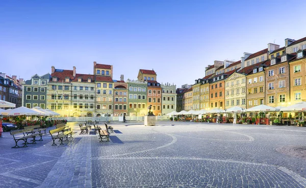 Varsóvia, Polónia - 21 de agosto de 2016: Rynek praça principal na Cidade Velha i — Fotografia de Stock