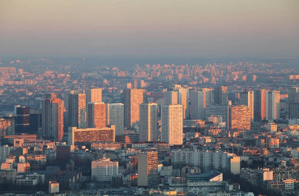 Torre Eiffel em Paris ao pôr-do-sol - paisagem urbana — Fotografia de Stock