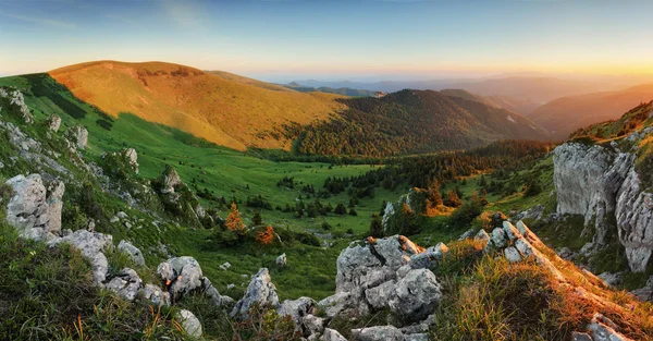 Montagna panorama tramonto landcape in Slovacchia, Suchy picco — Foto Stock