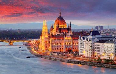 Macaristan Parlamentosu'nun, gün batımında Budapeşte