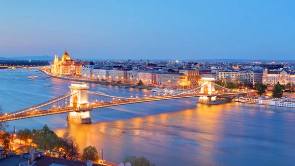 Budapest avec pont de chaîne et parlement — Photo