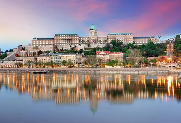 Budapest slott i kväll. — Stockfoto