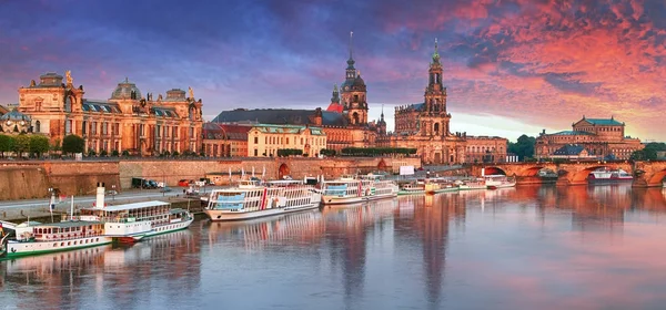 Dresden, Almanya eski şehir manzarası Elbe Nehri üzerindeki. — Stok fotoğraf