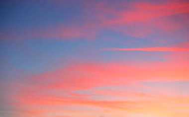 Sadece kırmızı - turuncu bulutlar gökyüzü