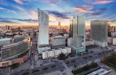 Varşova şehir ile modern gökdelen günbatımı, Polonya
