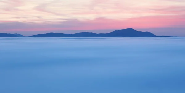 Dawn, Slovakya dağ silueti ile dramatik bulutlar. — Stok fotoğraf