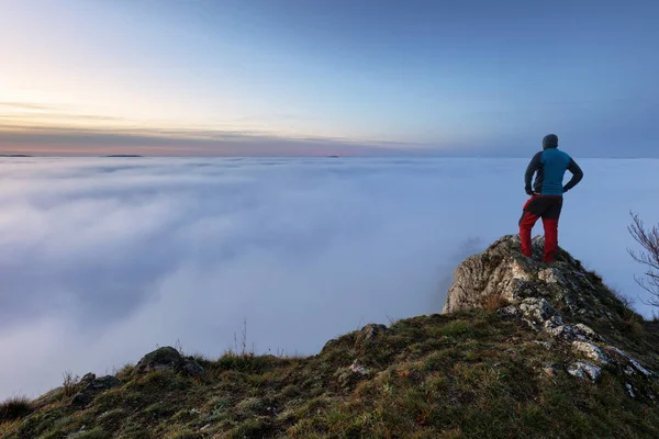 Liberdade, Homem livre desfrutando sobre Ridge Mountain, Paisagem vacati — Fotografia de Stock