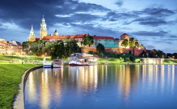 Colline de Wawel avec château à Cracovie la nuit, Pologne — Photo
