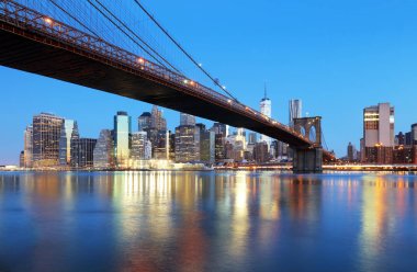 New York'un Brooklyn Köprüsü ile gece