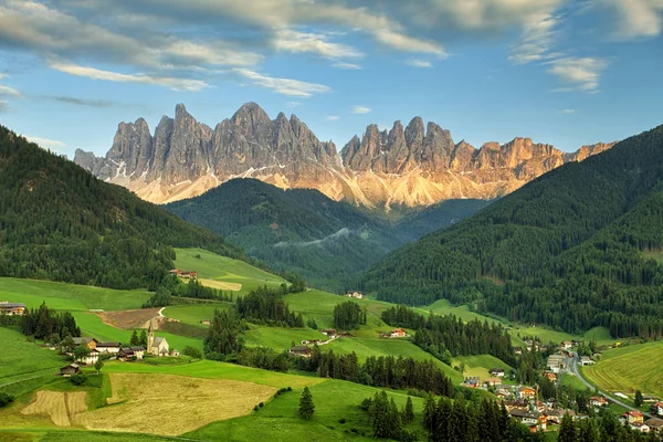 Italia, Dolomitas Odle Alps, Valle de Funes en primavera — Foto de Stock
