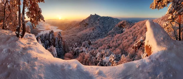 スロバキア山、夕日、Sulovske skaly での冬の風景 — ストック写真