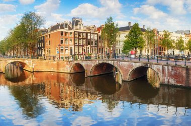 Köprüler üzerinden Kanallar Amsterdam, Hollanda