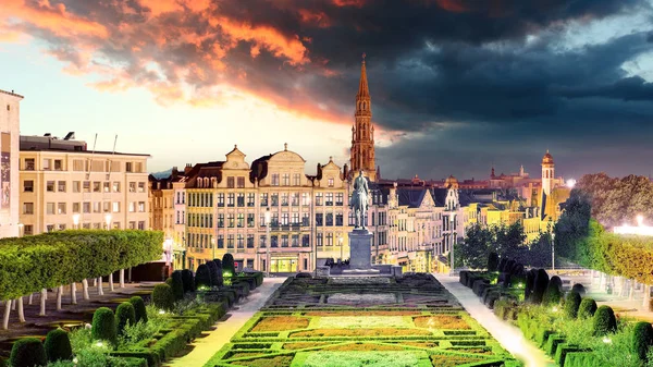 Bruselas paisaje urbano por la noche, horizonte panorámico de Bélgica — Foto de Stock