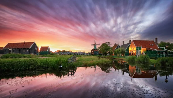 Paysage hollandais avec moulin à vent au coucher du soleil spectaculaire, Zaandam, Amste — Photo