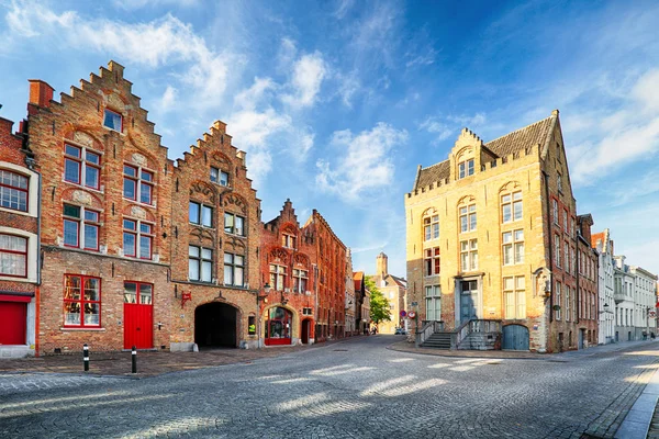 Bruges - Veduta sulla piazza Jan Van Eyck e la chiesa di Brugge, Belg — Foto Stock