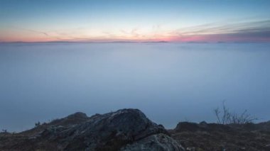 Bulutların üzerinde gün doğumunda pelerin - Zaman hızlandırılmış hareket videosu