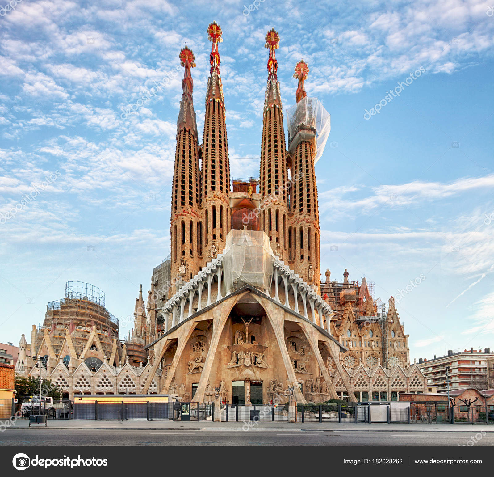 Barcelona, Spanien - 10 februari: La Sagrada Familia - imponera ...